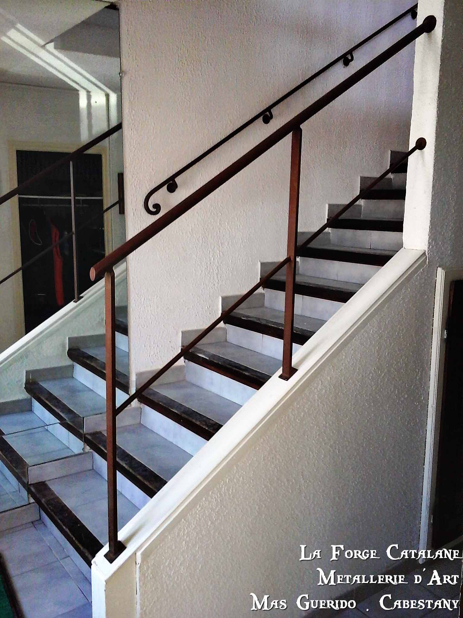 rampant avec main courante en fer tube rond et lisse horizontale forge catalane.jpg